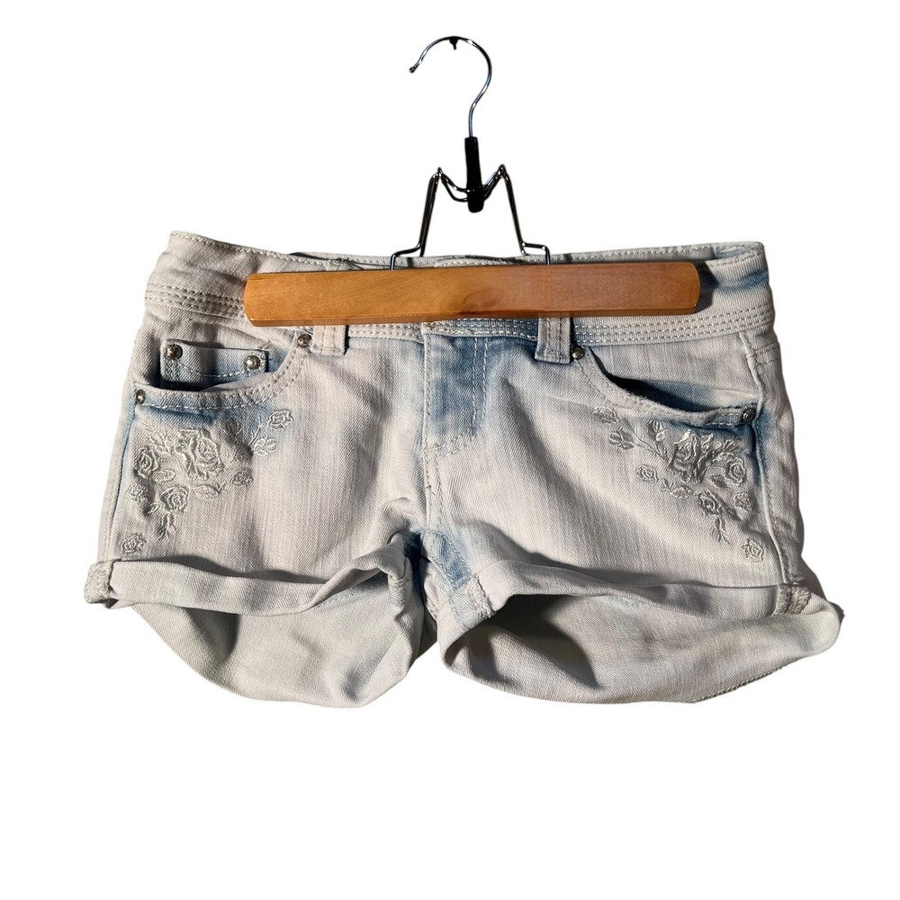 Almost Famous Womens Size 0 Cuffed Denim Shorts Acid Wash Embroidered Floral Low